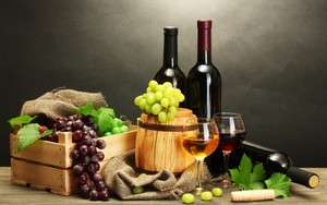 red and white grapes and wine 600x375