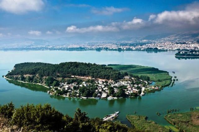 Το μοναδικό κατοικημένο νησί λίμνης στην Ευρώπη βρίσκεται στην Ελλάδα -το νησάκι των Ιωαννίνων