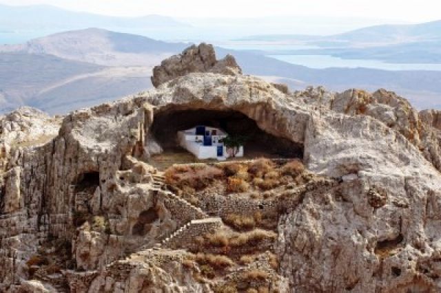Η μοναδική εκκλησιά στον κόσμο χωρίς σκεπή βρίσκεται σε ένα πανέμορφο νησί του Αιγαίου. Την έχτισαν μοναχοί για να προσεύχονται στην Παναγία [βίντεο]