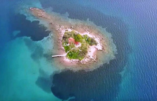 Το πιο ερωτικό νησί της Ελλάδας βρίσκεται μια ανάσα από την Αθήνα -Το λένε «Ερως» και έχει σχήμα καρδιάς (βίντεο)