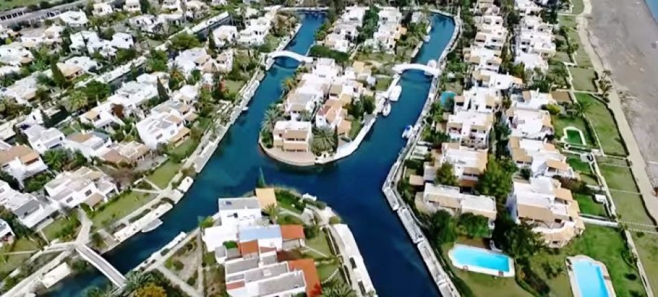 Η «Βενετία» της Ελλάδας: Το «χωριό» που δεν έχει δρόμους αλλά κανάλια -Βίλες, σκάφη, πισίνες [βίντεο]