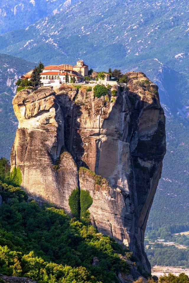 Το μοναστήρι που βρίσκεται σε ύψος 373 μέτρων σε ένα από τα πιο επιβλητικά και σπάνιας ομορφιάς μέρη της Ελλάδας