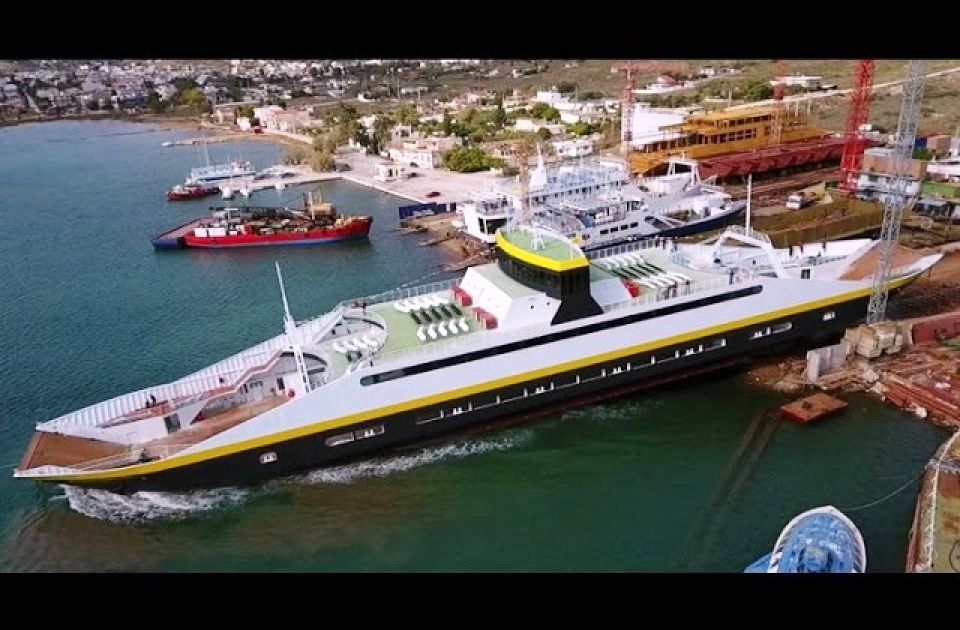 Δείτε ένα οχηματαγωγό που φτιάχτηκε από Ελληνικό ναυπηγείο στη Σαλαμίνα [βίντεο]