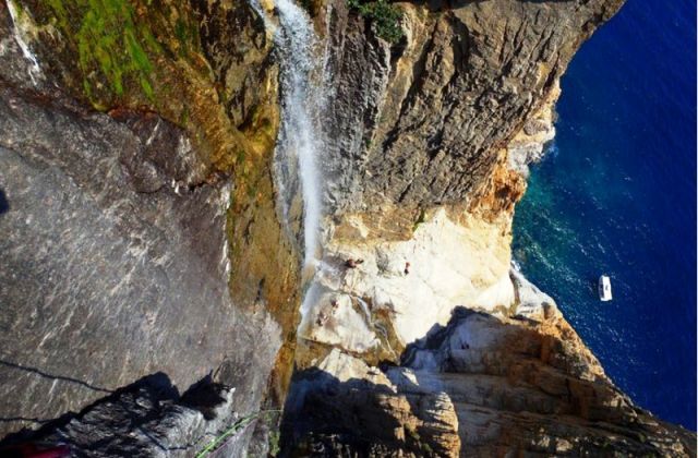Ο ψηλότερος καταρράκτης του κόσμου που χύνεται σε θάλασσα βρίσκεται στην Ελλάδα! (βίντεο)