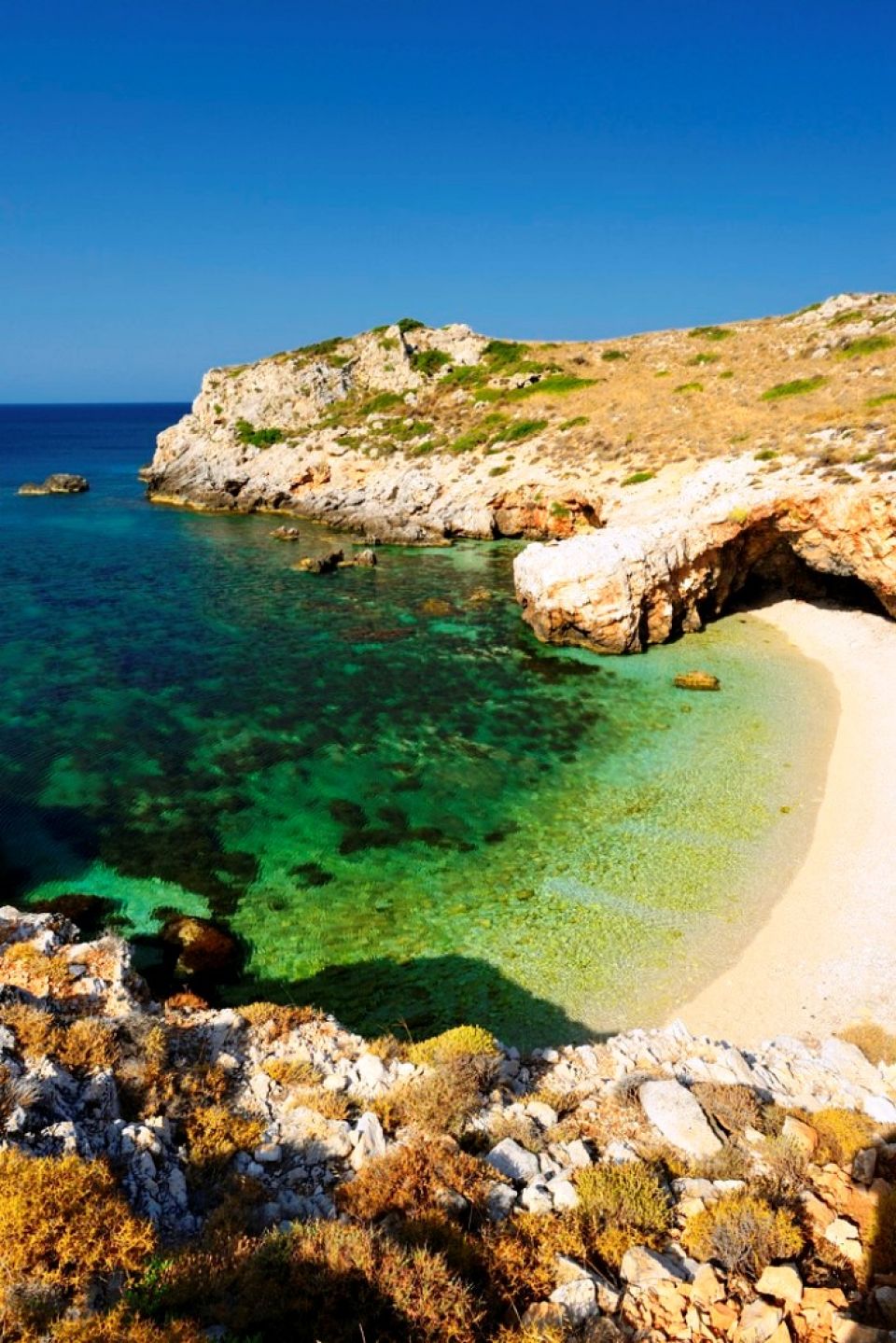 Η πιο κρύα παραλία της Ελλάδας που το νερό της δεν ζεσταίνει ποτέ…